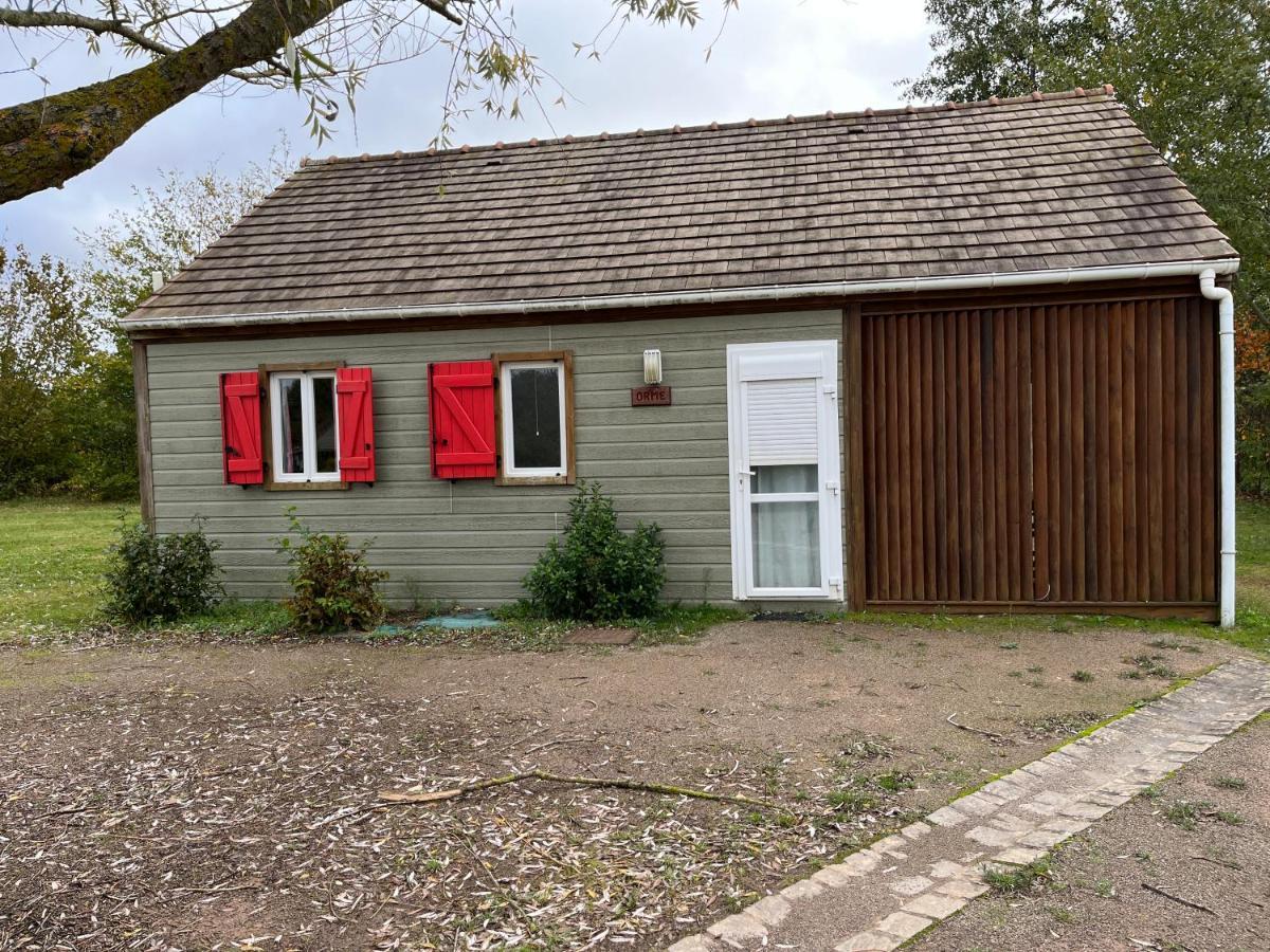 Les Maisonnettes Du Lac - Base De Loisirs Lavare Bagian luar foto