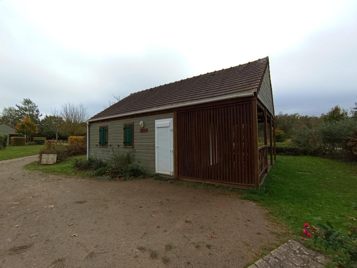 Les Maisonnettes Du Lac - Base De Loisirs Lavare Bagian luar foto